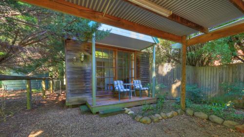 ブライトにあるChalets Lumineuxの小さなキャビン(テーブル、椅子付)