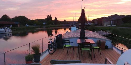 a boat with a bike parked on the deck at l'Odyssée Péniche in Saint-Valéry-sur-Somme