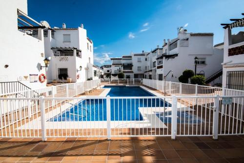 Una vista de la piscina desde el balcón de un apartamento. en Puerto de la duquesa beach apartment, en Castillo de Sabinillas
