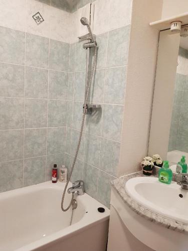 une salle de bain avec une baignoire et un lavabo dans l'établissement Chez Angie et Fanny - Résidence l'Horizon Blanc, à La Joue du Loup