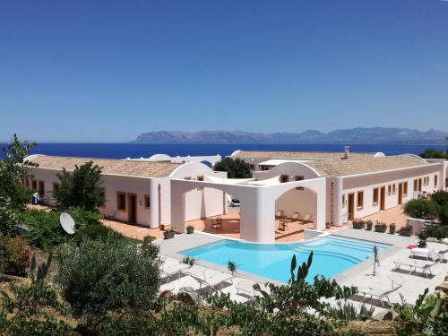 een afbeelding van een villa met zwembad bij Tenute Plaia Agriturismo in Scopello