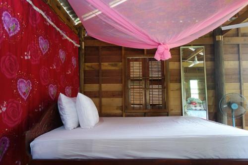 Authentic Cambodian Angkor Cottage tesisinde bir odada yatak veya yataklar