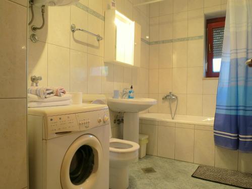 Ένα μπάνιο στο Apartman Mara