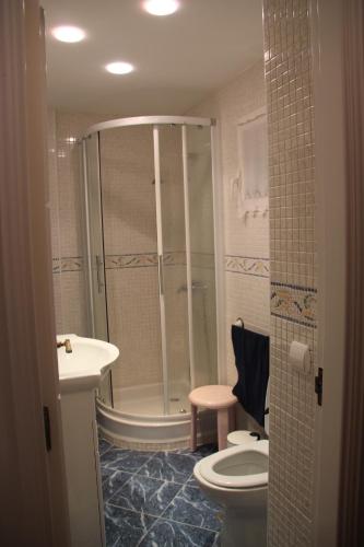 ベニドルムにあるAcuariumのバスルーム(シャワー、トイレ、シンク付)