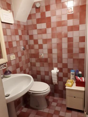 uma casa de banho com um WC e um lavatório em Marina em Roma