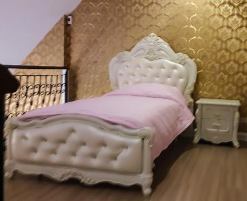 una camera con un letto bianco e una coperta viola di J-Koayai for 3 person & The Ribman a Nong Nam Daeng