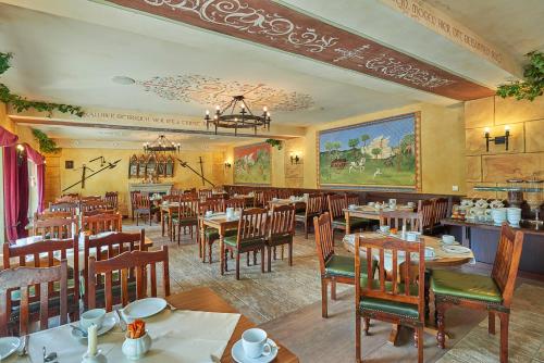 a dining room with tables and chairs in a restaurant at Hotel Elbparadies in Pirna