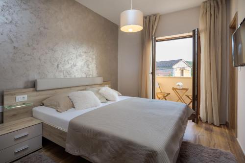 En eller flere senge i et værelse på Luxury Villa Nikol