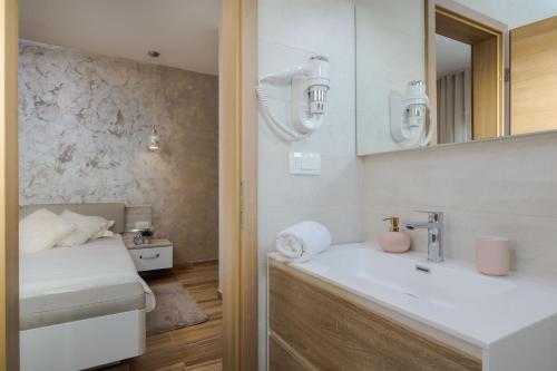 Et badeværelse på Luxury Villa Nikol