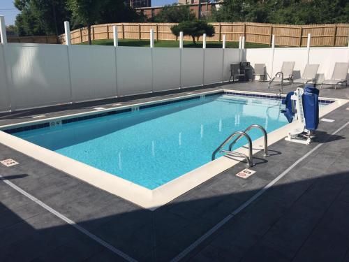 uma grande piscina com uma cerca em redor em Wingate by Wyndham Louisville Airport Expo Center em Louisville