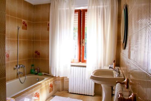 a bathroom with a sink and a bath tub at Morianese Residence in Lucca