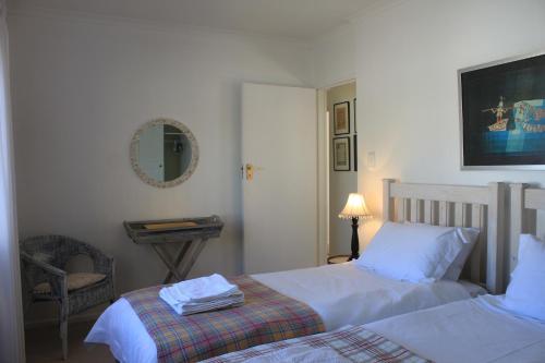 Llit o llits en una habitació de Fairhaven Beachhouse & Pool Blouberg seaside