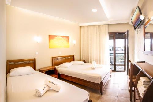 Pokój hotelowy z 2 łóżkami i balkonem w obiekcie acquablue apartments w mieście Kallithea