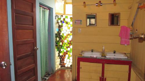 Gallery image of Anda Di Hows Hostel in Placencia Village