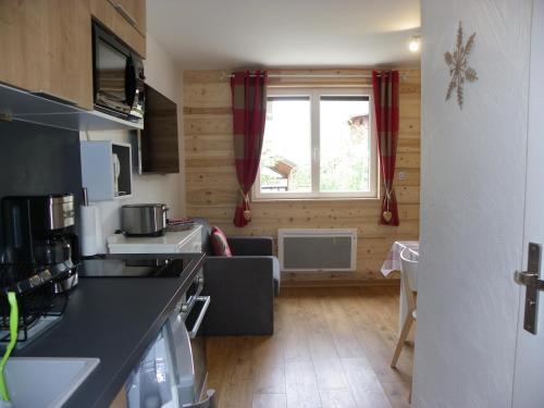 a kitchen with a counter top and a window at Serre Chevalier Studio l'ETAP' au pied des pistes in La Salle Les Alpes