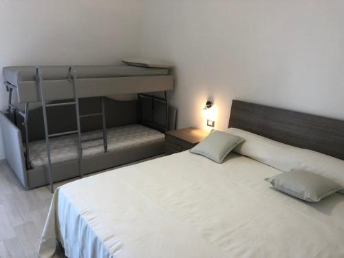1 dormitorio con 1 cama y 1 litera en Casa Profumi di Puglia, en Castellana Grotte