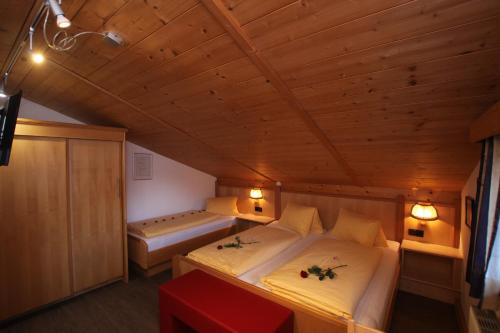 Postel nebo postele na pokoji v ubytování Gästehaus Alpina