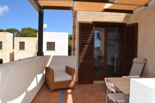 a patio with a table and chairs on a balcony at Le Casuzze del Residence Lido Burrone in Favignana
