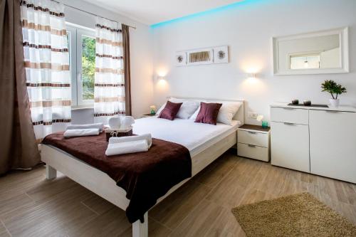 Ένα ή περισσότερα κρεβάτια σε δωμάτιο στο Apartment Nives in the City Center - Free Parking