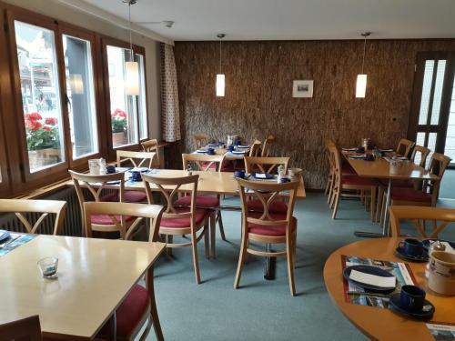 Un restaurante o sitio para comer en Hotel Tschuggen