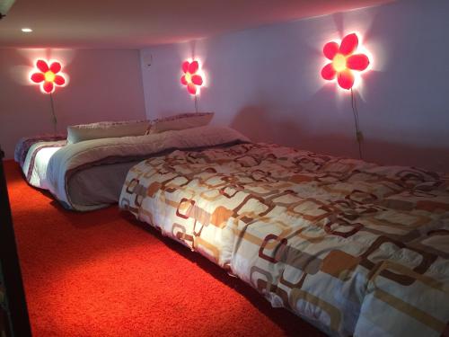イスラ・クリスティナにあるApartamento MUY DIVERTIDOのベッドルーム1室(ベッド2台、壁に照明2つ付)