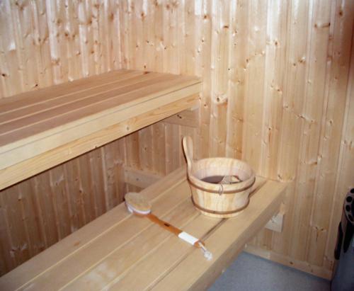 una sauna in legno con secchio su una mensola di Les Boucanier a Verbier