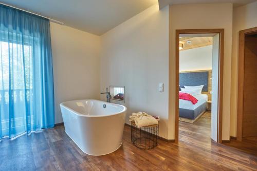 Кровать или кровати в номере Wellnesshotel Zum Koch