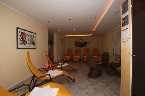 a waiting room with chairs and a table at Gästehaus Alpina in Sankt Anton am Arlberg