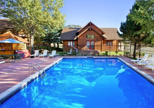 a large blue swimming pool in front of a house at Rams Horn Village Resort in Estes Park