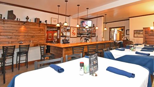 a restaurant with tables and chairs and a bar at The Country Inn of Berkeley Springs in Berkeley Springs