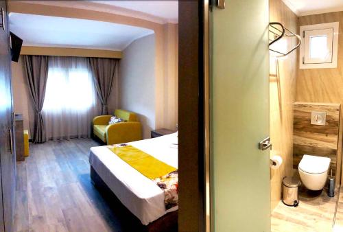 ein Hotelzimmer mit einem Bett und einem Stuhl in der Unterkunft Alrose in Limenaria