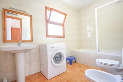 カルプにあるVilla Cucarres 0705のバスルーム(洗濯機、シンク付)