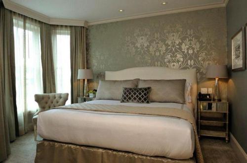 een slaapkamer met een groot wit bed in een kamer bij Hotel Veritas in Cambridge