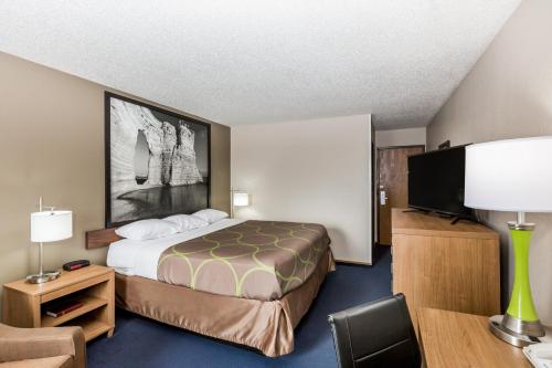 Ein Bett oder Betten in einem Zimmer der Unterkunft Super 8 by Wyndham Hays KS