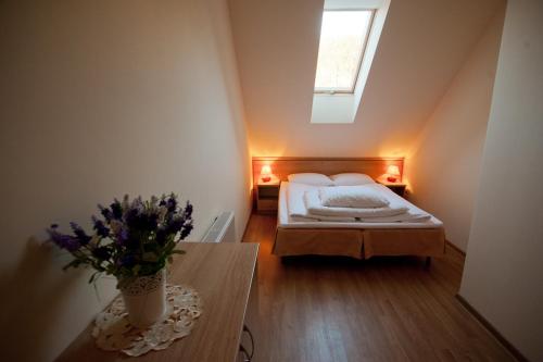 מיטה או מיטות בחדר ב-Apartamenty Pod Lipami