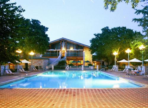 Piscina de la sau aproape de Inn of the Hills Hotel and Conference Center