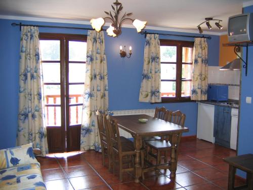 kuchnia ze stołem i krzesłami w pokoju w obiekcie Apartamentos La Corraliza w mieście Totero