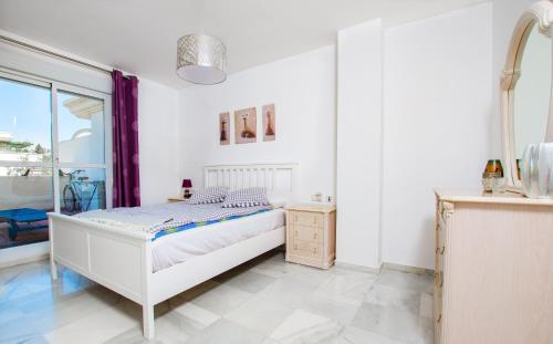 Posteľ alebo postele v izbe v ubytovaní Bonito apartamento en Nueva Andalucia