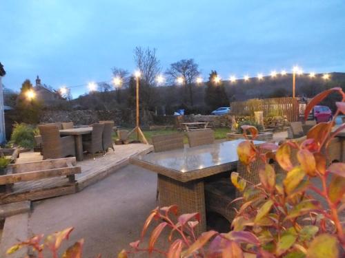Taman di luar Devonshire Arms Inn