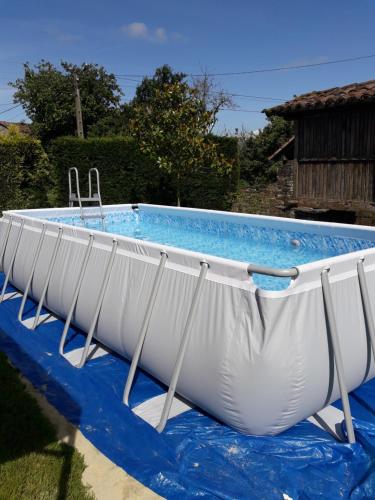 duży biały basen z ogrodzeniem wokół niego w obiekcie Casa Assumpta w mieście Arzúa