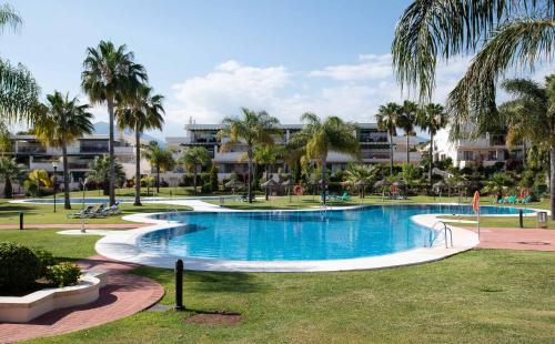 Bazén v ubytovaní Bonito apartamento en Nueva Andalucia alebo v jeho blízkosti