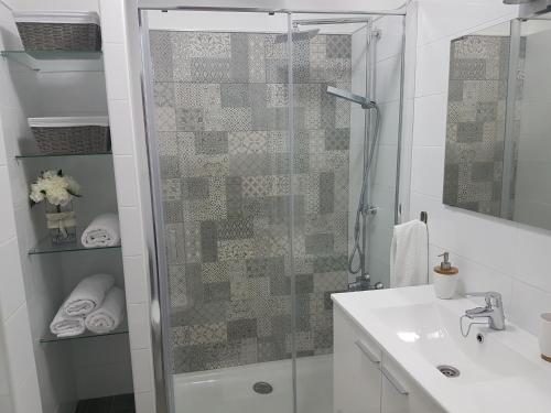 un baño con ducha y lavabo en El Lomo, en Santa Cruz de la Palma
