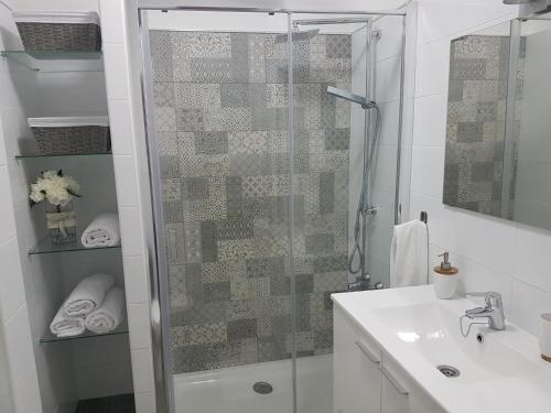 サンタ・クルス・デ・ラ・パルマにあるEl Lomoのバスルーム(シャワー、シンク付)