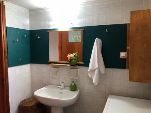 ミルトスにあるPlatanakiaのバスルーム(洗面台、トイレ付)