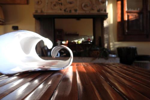 um jarro branco sentado em cima de uma mesa de madeira em B&B Ca' Ori em Caprino Veronese