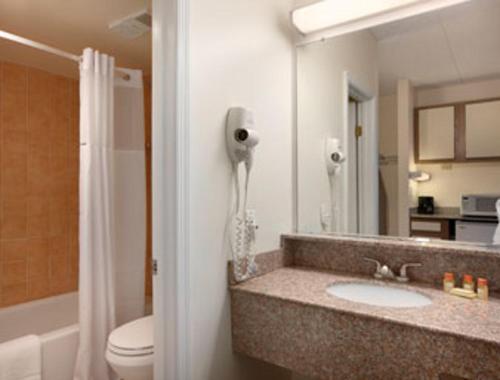 Koupelna v ubytování Days Inn by Wyndham Virginia Beach At The Beach