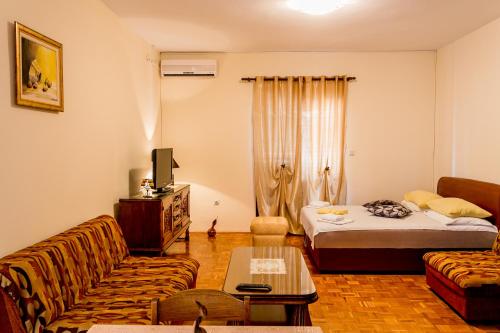 En eller flere senge i et værelse på Apartmani Pandurevic