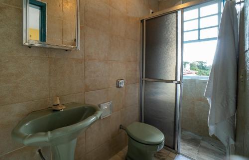 W łazience znajduje się umywalka, toaleta i prysznic. w obiekcie Pousada das Cavalhadas w mieście Pirenópolis