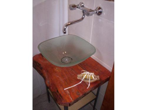 a sink on top of a wooden table at Cabanas Las Achiras in San Javier