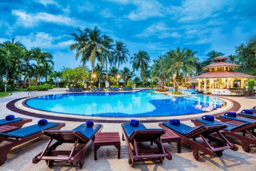 Cholchan Pattaya Beach Resort - SHA Extra Plus 내부 또는 인근 수영장